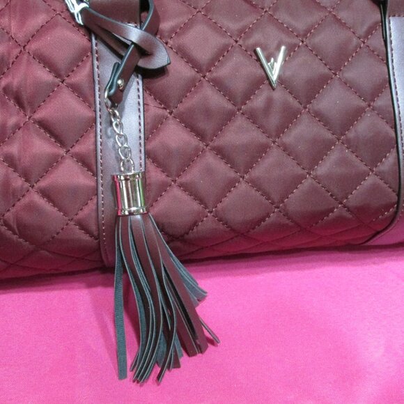 P1775-NWT Vanessa Williams Burgundy Quilted Tassel Duffle w/ Shoulder Strap - Picture 9 of 10